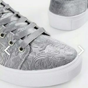 Paisley velvet sneaker!